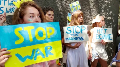 Ukrainian Pacifist blames military politicization for the conflict!